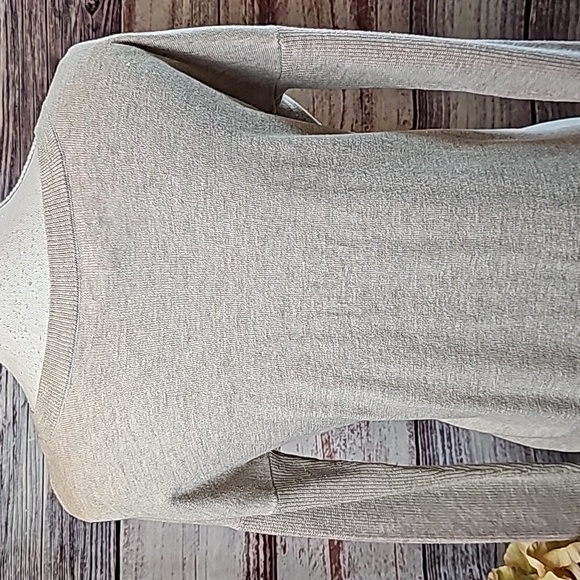 AMERICAN EAGLE TAN LONG SLEEVE LIGHT WEIGHT V NECK PULLOVER SWEATER - Picture 6 of 12
